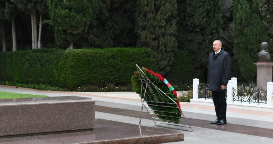 Prezident Heydər Əliyevin məzarını ziyarət edib
