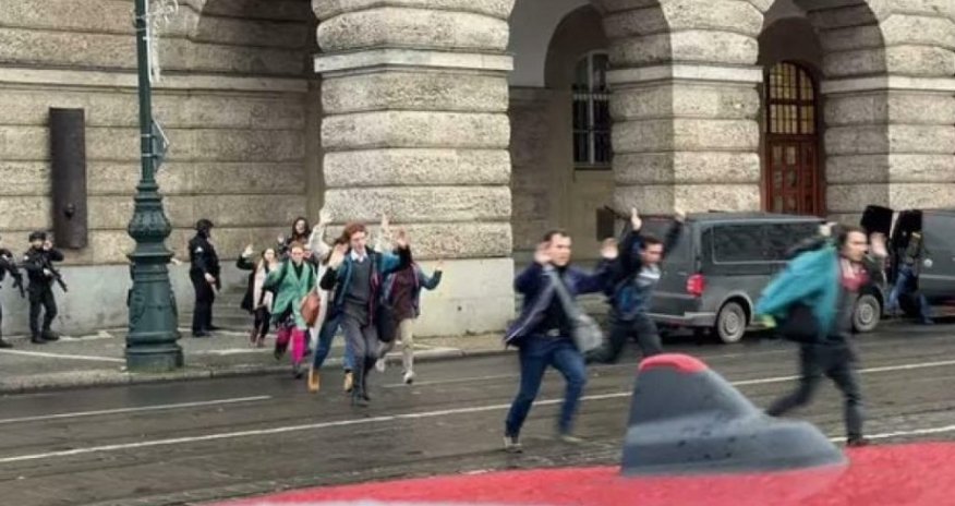 Praqada universitetdə atışma olub - Ölənlər və yaralananlar var