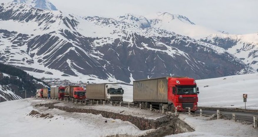 Gürcüstanda əlverişsiz hava şəraiti səbəbindən Türkiyəyə gedən yol bağlanıb