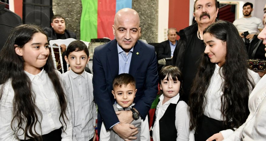 Mənsimov azərbaycanlı uşaqlarla birgə bayram keçirib - FOTOLAR