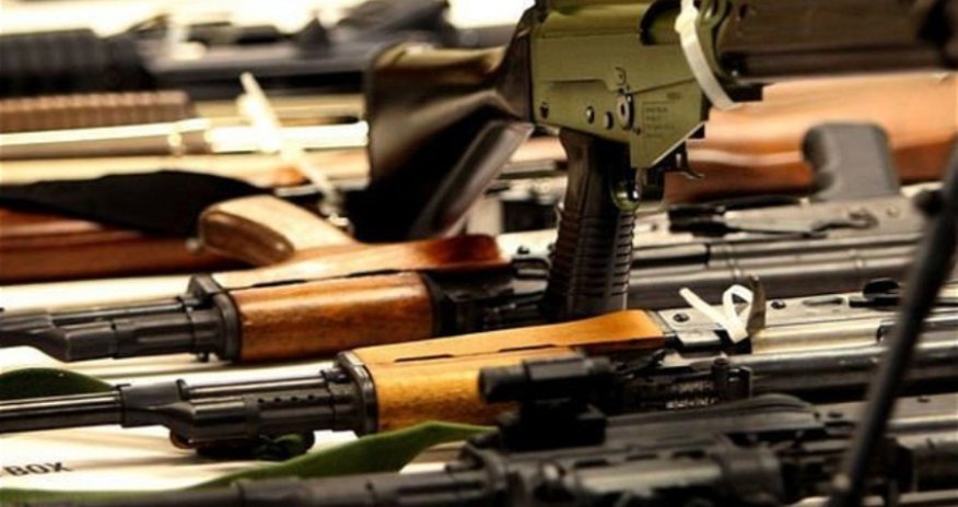 Police officers find 2 machine guns, 19 sub-machine guns and 4 pistols in Khankandi