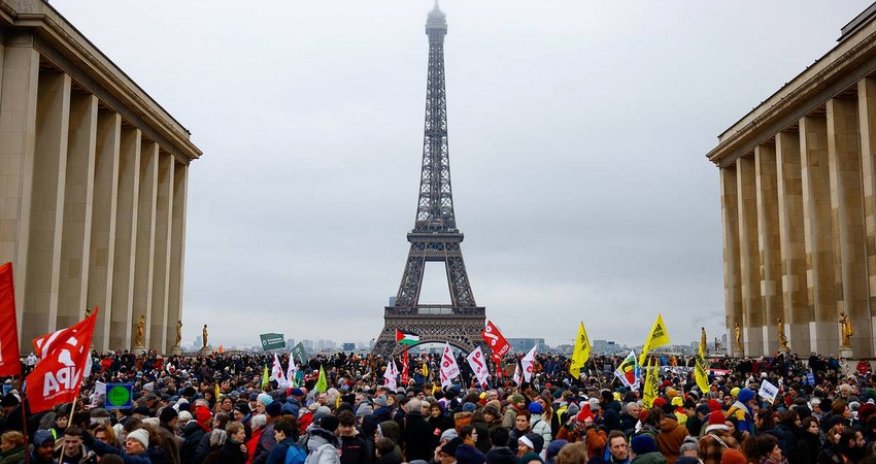 Parisdə minlərlə insan Eyfel qülləsi yaxınlığında aksiya keçirir