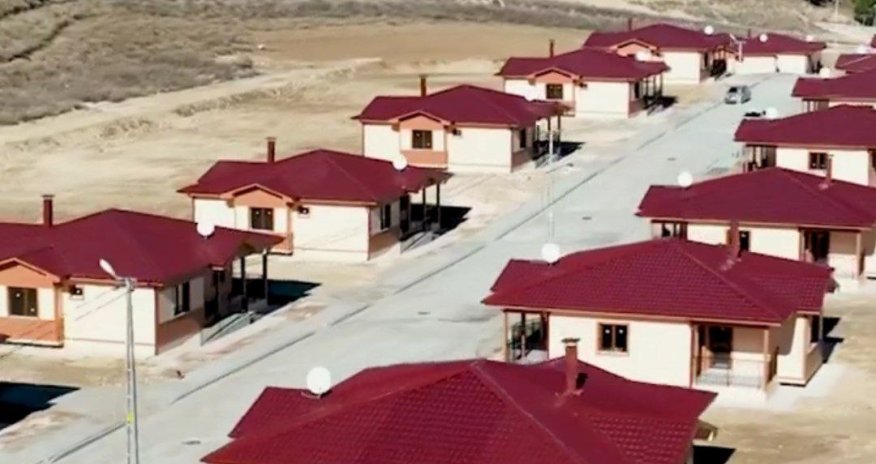 Türkiyədə zəlzələdən zərər çəkənlərə yeni evlər verilir