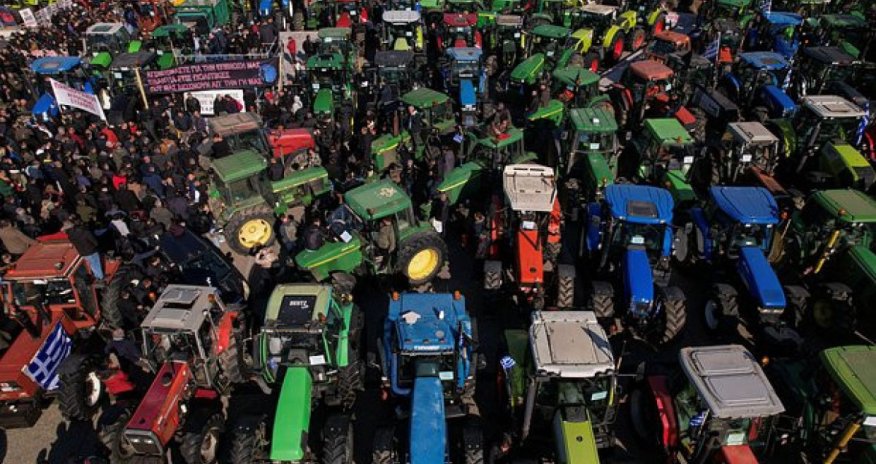 Yunanıstanda fermerlər traktorlarla yolu bağlayıb