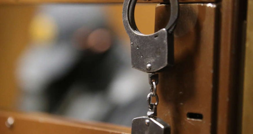 Beş azərbaycanlı 2 biznesmeni ət qarmağından asaraq döyüb