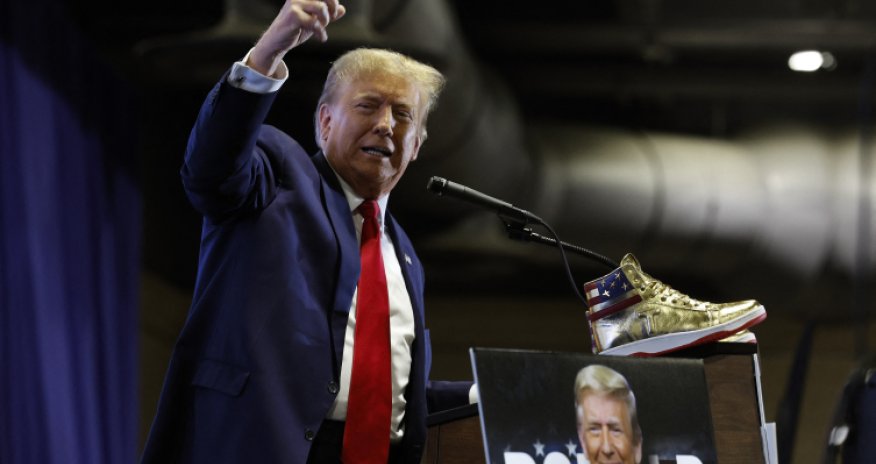 Donald Tramp seçki kampaniyasını maliyyələşdirmək üçün ayaqqabısını satışa çıxarıb