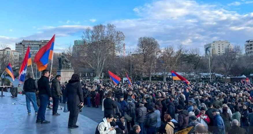 İrəvanda Paşinyanın istefası tələbi ilə mitinq keçirilir