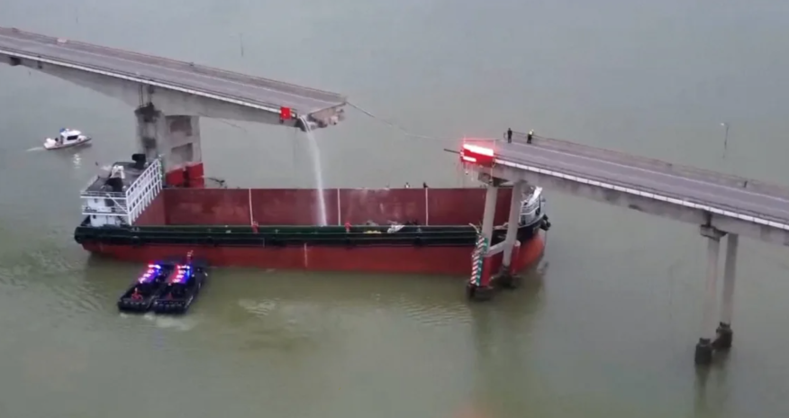 Çində yük gəmisi körpüyə çırpılıb, ölən və yaralılar var - Video