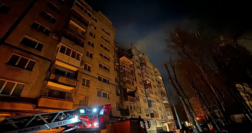 В Днепре дрон попал в многоэтажку, есть пострадавшие