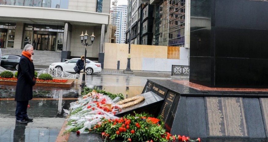 UK ambassador visits Khojaly Massacre Memorial