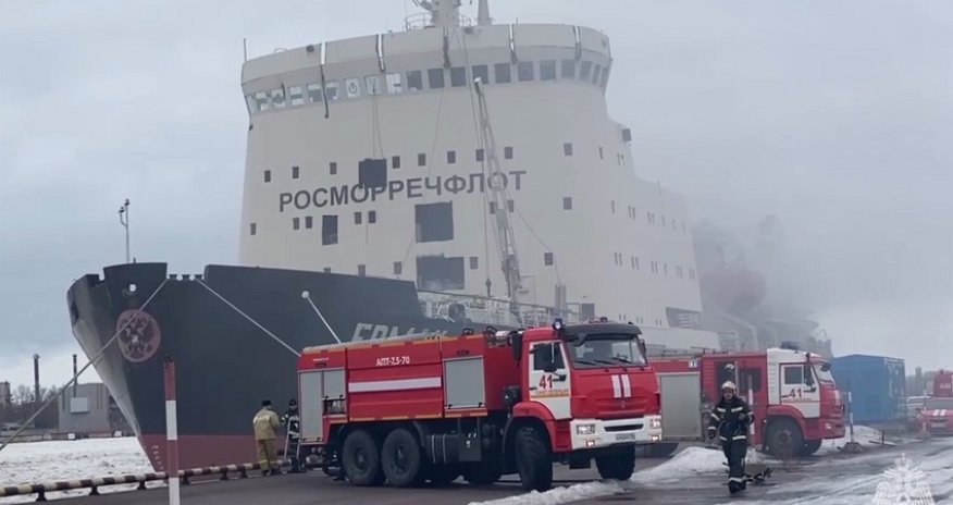 В Петербурге загорелся ледокол в порту