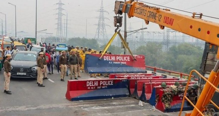 Hindistanın bir sıra bölgələrində fermerlər dəmir yolunu bloklayıblar