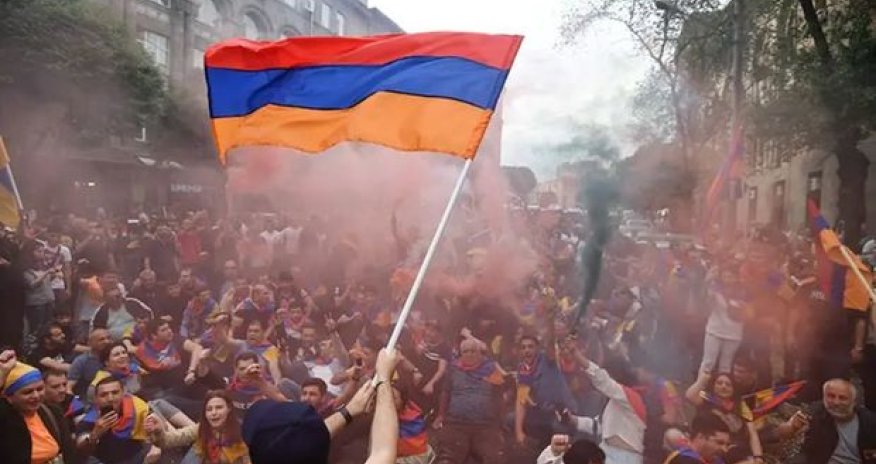 İrəvanda Paşinyanın istefası tələbi ilə mitinq keçirilir