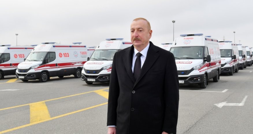 Prezident yeni alınmış təcil yardım maşınları ilə tanış olub