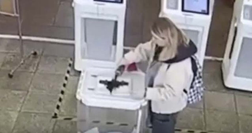 Rusiyada seçki qutularına boya tökülüb, kabinələr yandırılıb