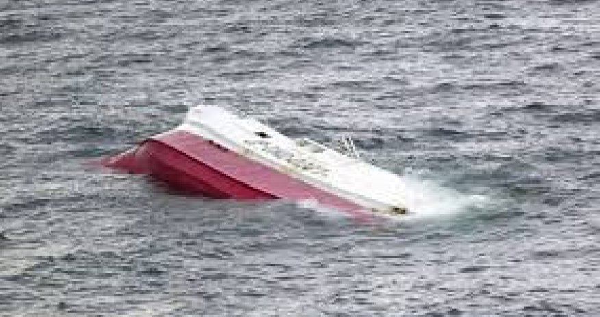 Yaponiyada kimyəvi maddələr daşıyan tanker çevrilib, ekipaj üzvləri axtarırılır