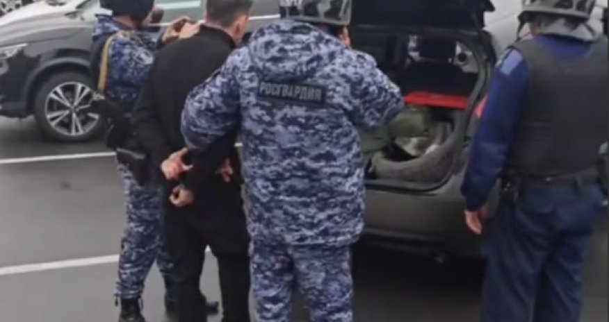 Возле торгового центра во Владивостоке задержали мужчин с оружием
