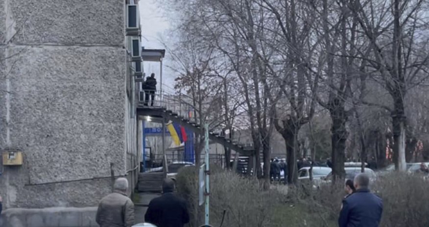 İrəvanda silahlı şəxslər polis bölməsinə hücum edib - Yaralılar var