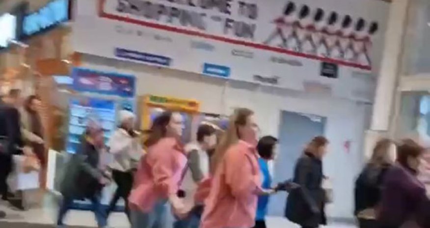Rusiyada “London Mall”dan insanlar bomba xəbərinə görə təxliyə edilib - Video