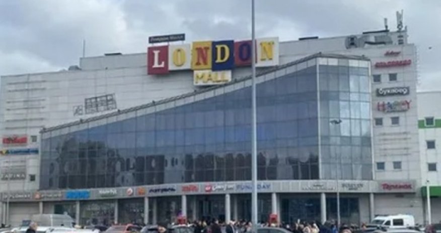 Из ТЦ «London Mall» в Санкт-Петербурге эвакуировали людей из-за сообщения о бомбе - ВИДЕО