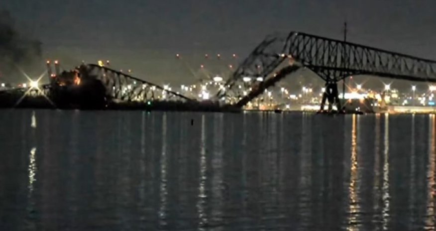 ABŞ-də magistral körpü uçub, maşınlar suya düşüb - Video