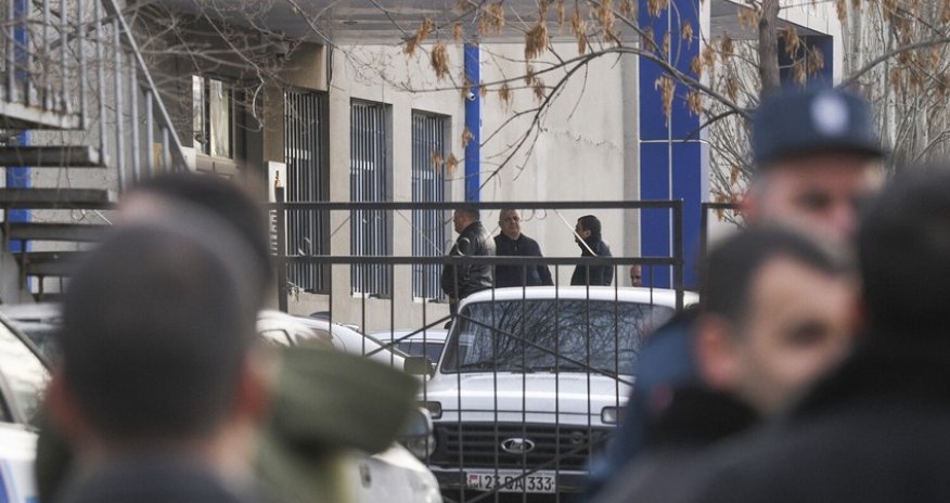 СК Армении: Двое напавших на полицейский участок в Ереване арестованы