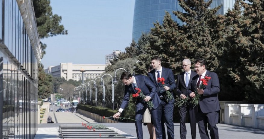 Energy Minister of Romania visits Alley of Martyrs in Baku