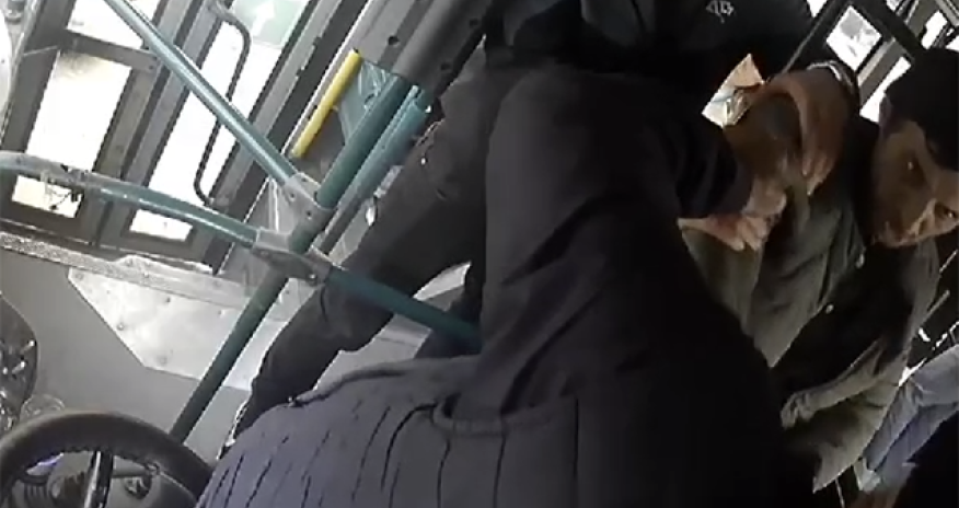 Bakıda avtobusda sərnişin yaşlı sürücünü döyüb - Video