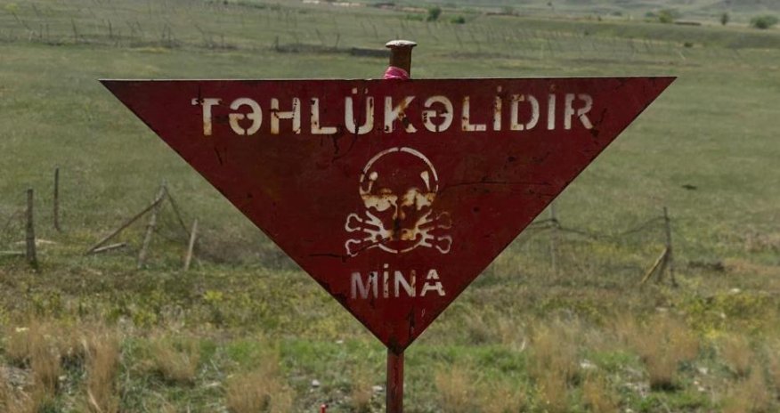 В Агдаме экскаватор подорвался на мине