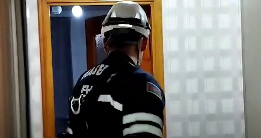 Evdə köməksiz vəziyyətdə qalan azyaşlı xilas edilib