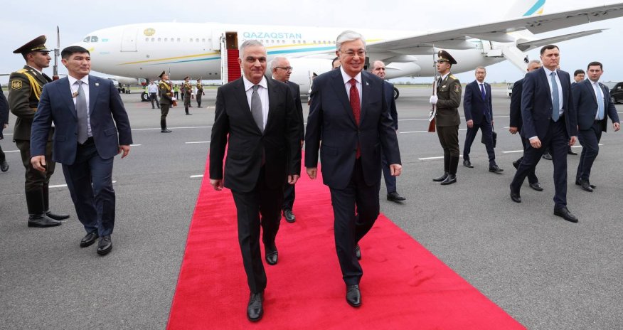 Qazaxıstan prezidenti Ermənistana gedib