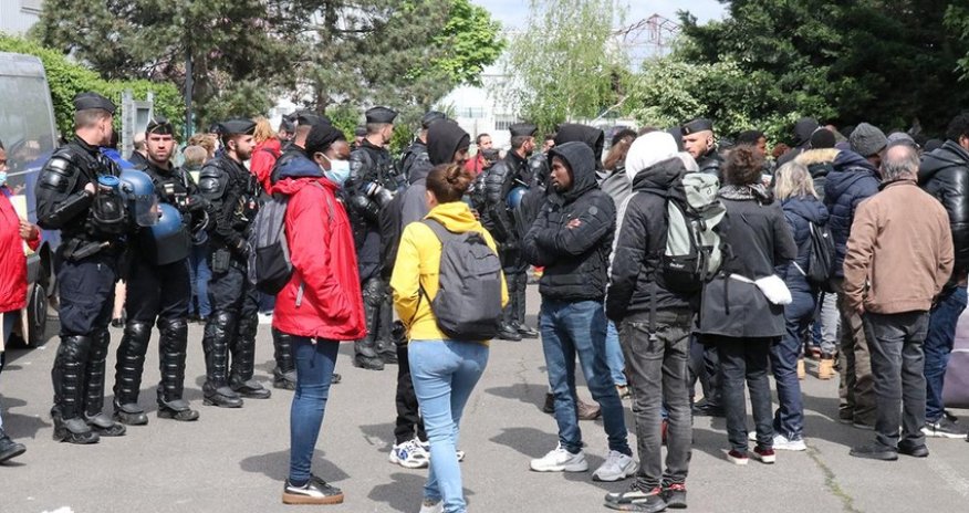 Полиция разогнала крупнейший во Франции сквот мигрантов в пригороде Парижа