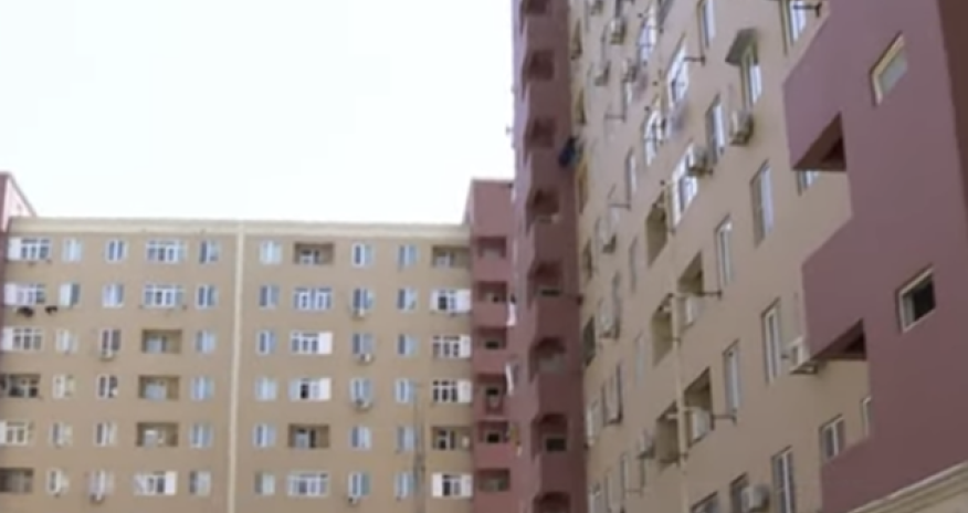 Bakıda bu binalar əyilib - Video