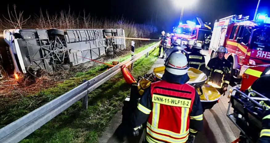 Almaniyada avtobus aşıb, 27 şagird xəsarət alıb