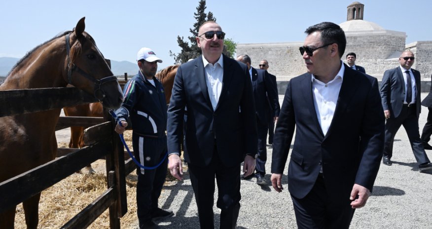 Əliyev həmkarına Ağdamda səfəri zamanı Qarabağ atı hədiyyə edib