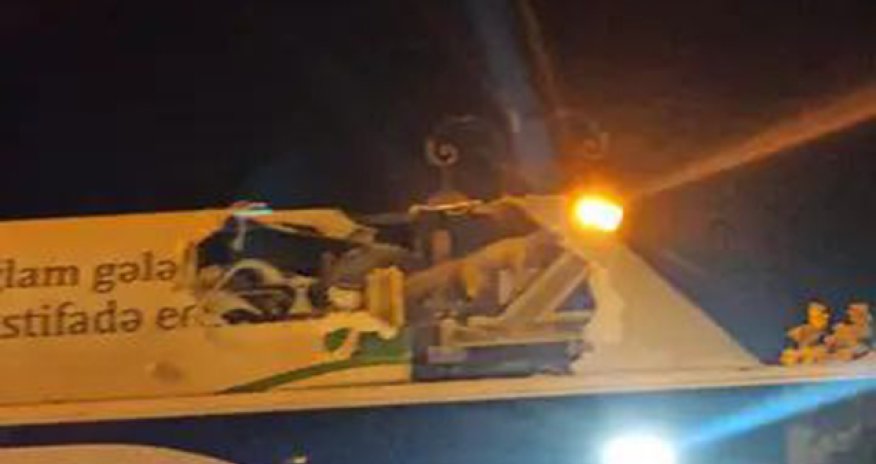 Баку дерево упало на автобус