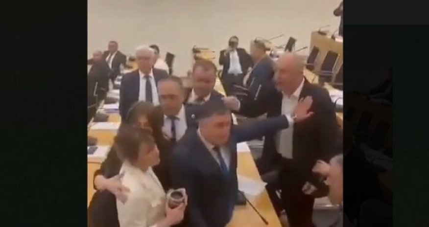 Gürcüstan parlamentində dava düşüb
