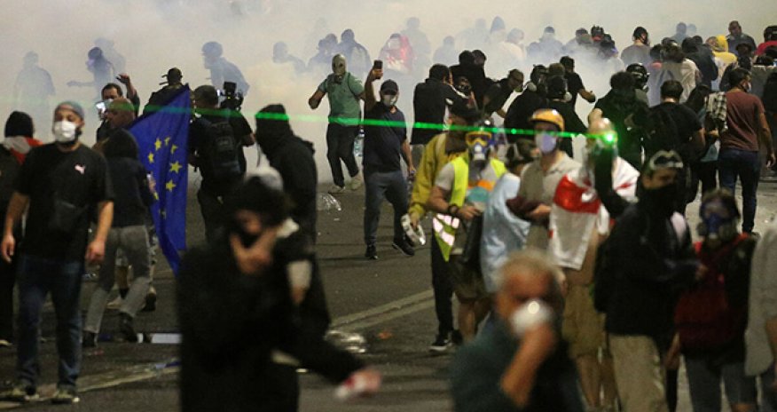 Tbilisidə etirazçılara qarşı bibər qazından istifadə edilib - Video