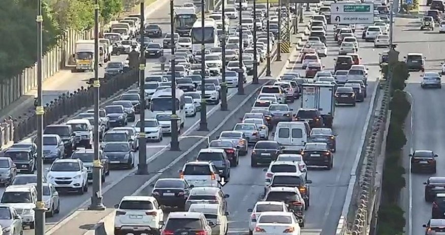 На ряде дорог Баку наблюдаются пробки