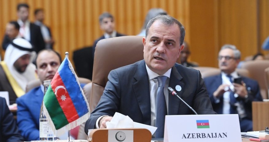 Ceyhun Bayramov İƏT-in sammitində çıxış edib