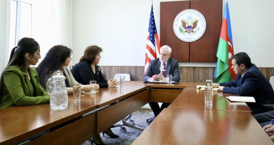 ABŞ səfiri vətəndaş cəmiyyəti fəallarının ailə üzvləri ilə görüşüb