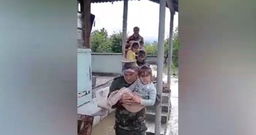 Qəbələdə subasma nəticəsində köməksiz qalmış 2 azyaşlı təxliyə edilib - VİDEO