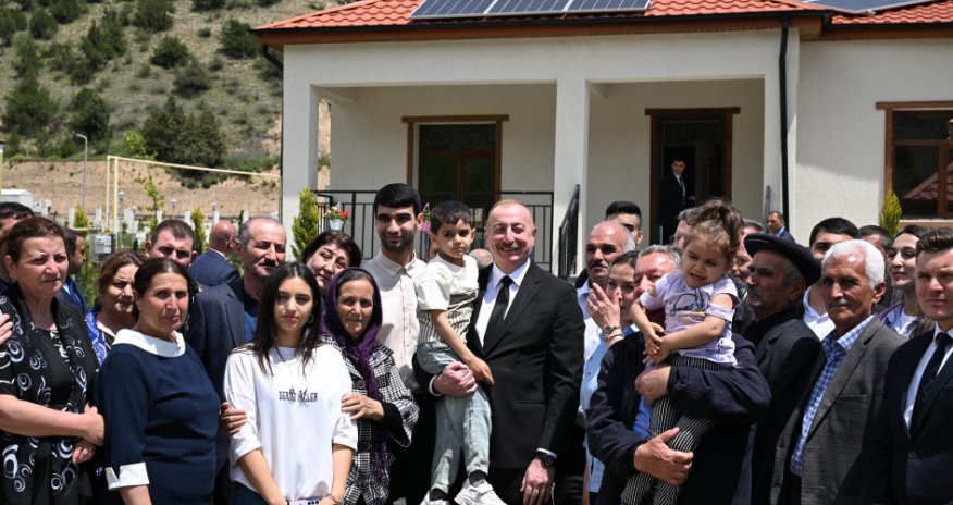 İlham Əliyev Sus kəndinə köçmüş sakinlərlə görüşüb