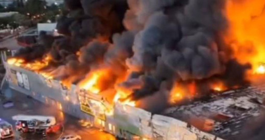 Varşavada ticarət mərkəzində yanğın - Video