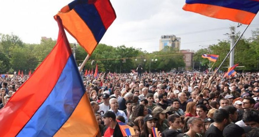 Paşinyanın istefasını tələb edən etirazçılar paytaxt küçələrini bağlayıblar