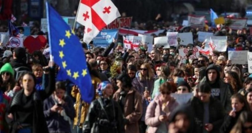Gürcüstanda tələbələr qanuna etiraz yürüşlərinə başlayıb