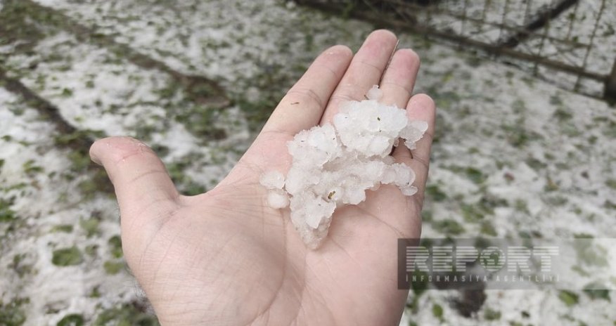 В Гахе выпал град, дождевая вода затопила дворы
