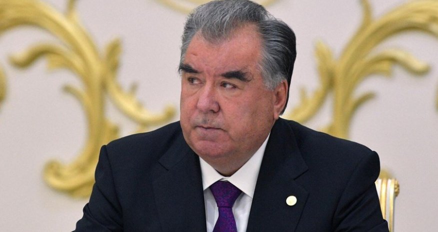 Президент Эмомали Рахмон посетил Аллею шехидов