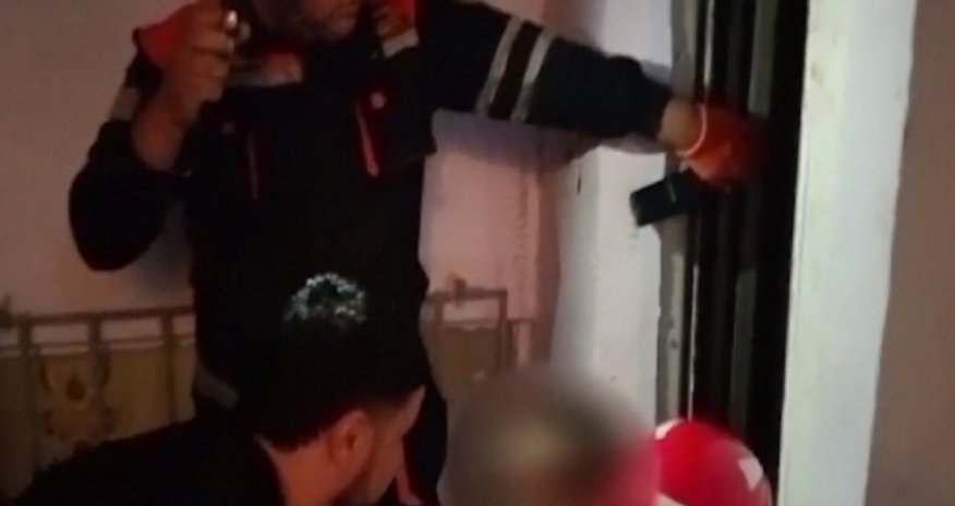 Liftdə köməksiz vəziyyətdə qalan şəxs xilas edilib - VİDEO