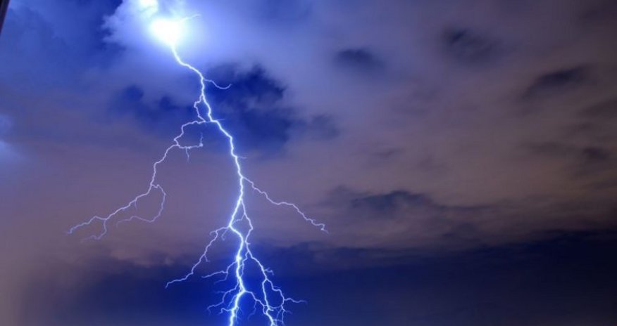 Во Франции футбольный тренер погиб на поле при ударе молнии